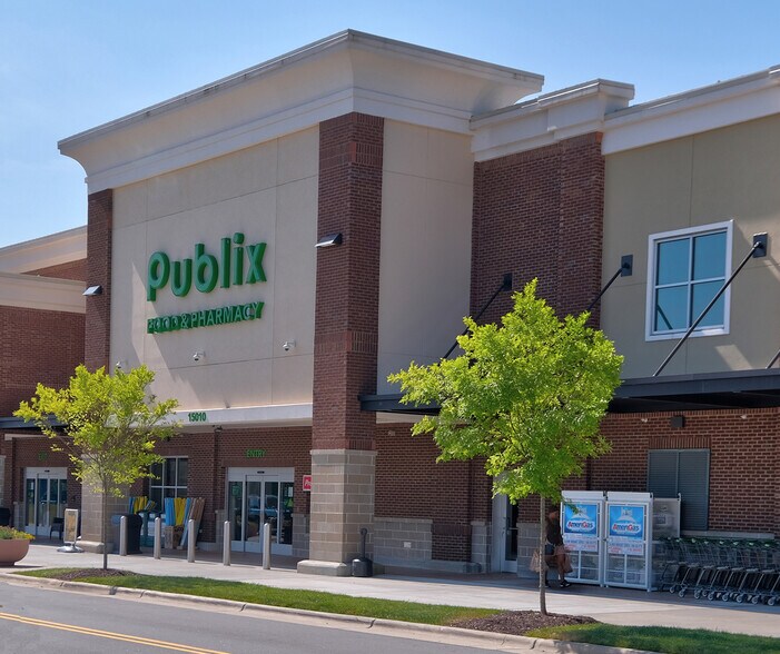 14020 N Creek Village Dr, Huntersville, NC for lease - Building Photo - Image 2 of 4