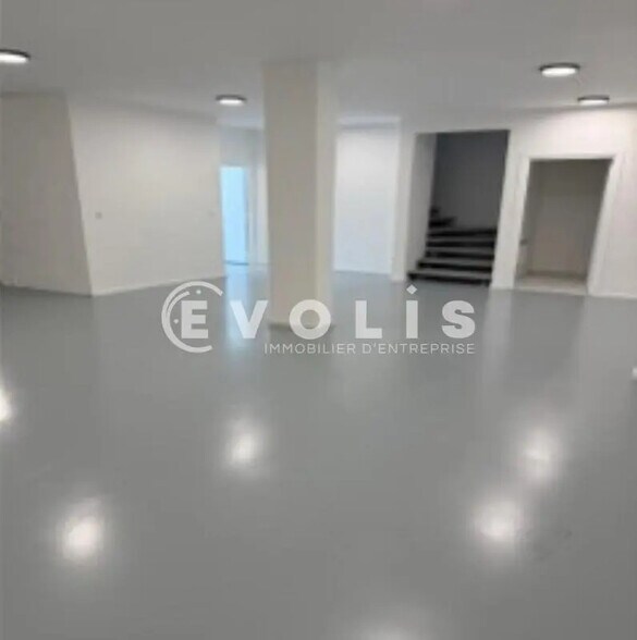 Office in Villeneuve-la-Garenne for lease - Interior Photo - Image 3 of 4