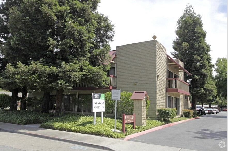 140-144 Mayhew Way, Pleasant Hill, CA à louer Photo du bâtiment- Image 1 de 3