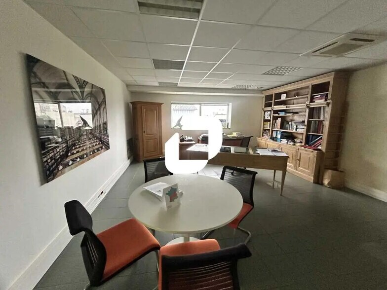 Bureau dans Houilles à vendre - Photo du bâtiment - Image 2 de 19