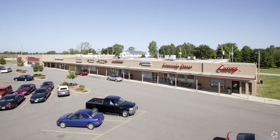 3266-3288 Main St, East Troy, WI à vendre - Photo du bâtiment - Image 2 de 11