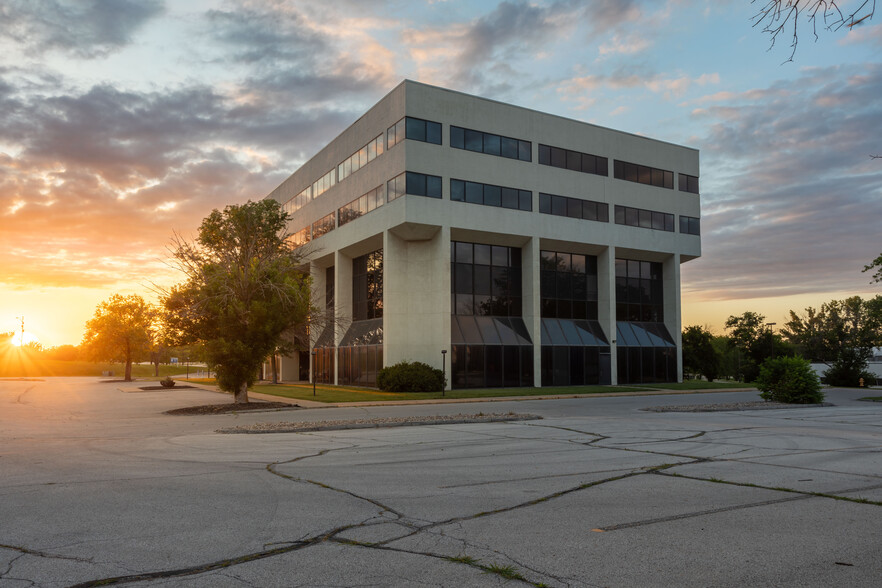 1501 42nd St, West Des Moines, IA for lease - Building Photo - Image 3 of 8