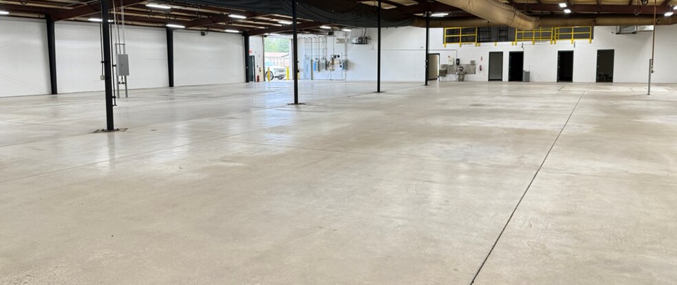 15535 Stony Creek Way, Noblesville, IN à louer - Photo du bâtiment - Image 3 de 12