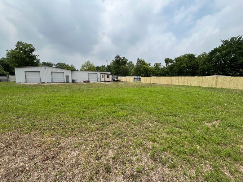 10300 Burden St, Houston, TX à louer - Photo du bâtiment - Image 2 de 9