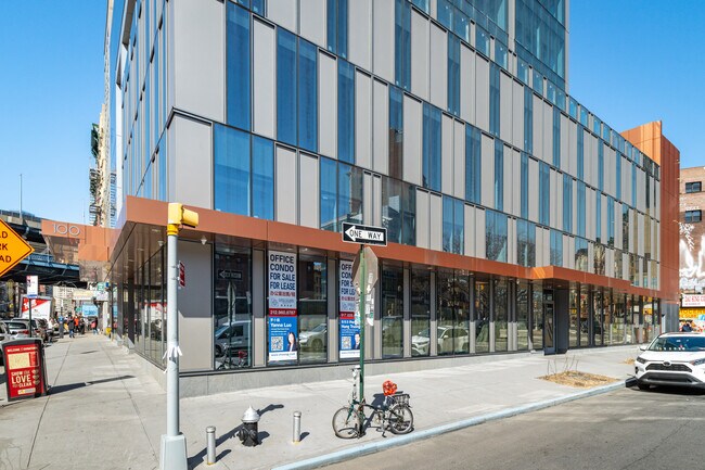 Plus de détails pour 100 E Broadway, New York, NY - Bureau, Commerce de détail à louer