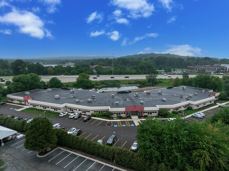150 Springside Dr, Akron, OH à louer - Photo du bâtiment - Image 1 de 16