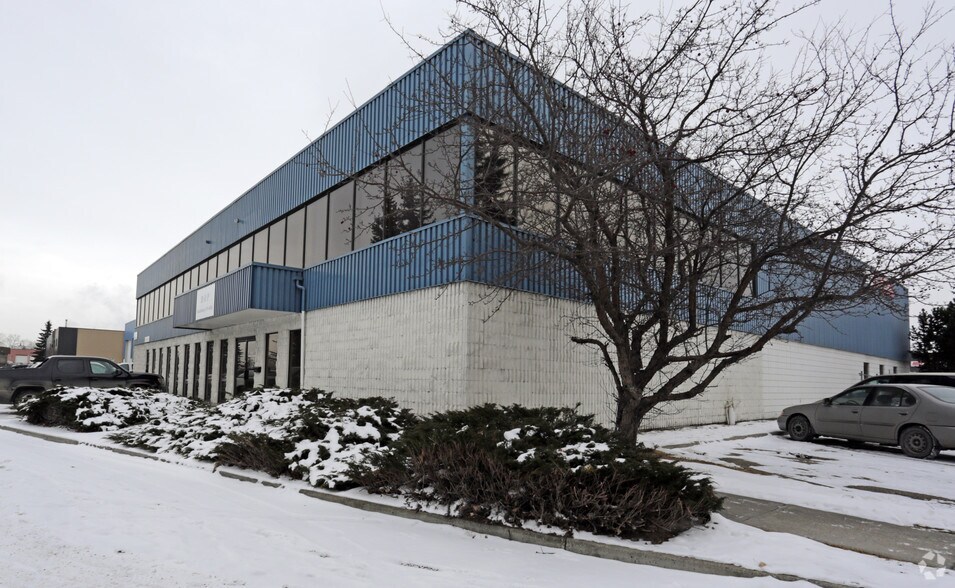 5920 35th St SE, Calgary, AB à louer - Photo du bâtiment - Image 2 de 4