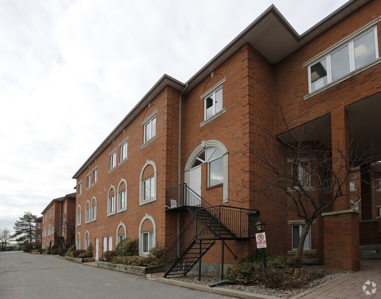 317 Renfrew Dr, Markham, ON à vendre - Photo du bâtiment - Image 2 de 4