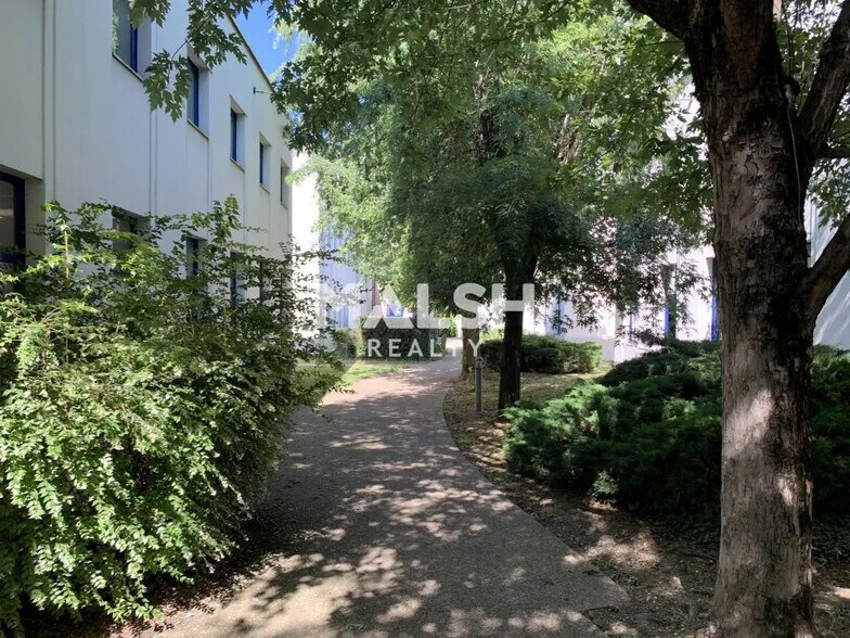 Bureau dans Villeurbanne à louer - Photo du bâtiment - Image 2 de 13