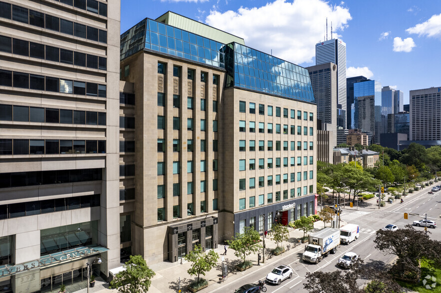 375 University Ave, Toronto, ON for lease - Building Photo - Image 2 of 7