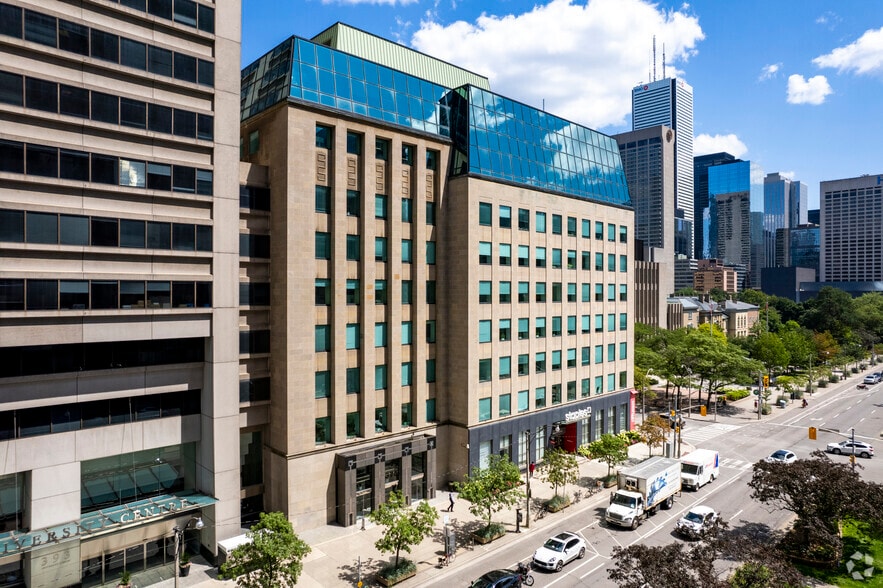 375 University Ave, Toronto, ON à louer - Photo du bâtiment - Image 2 de 7