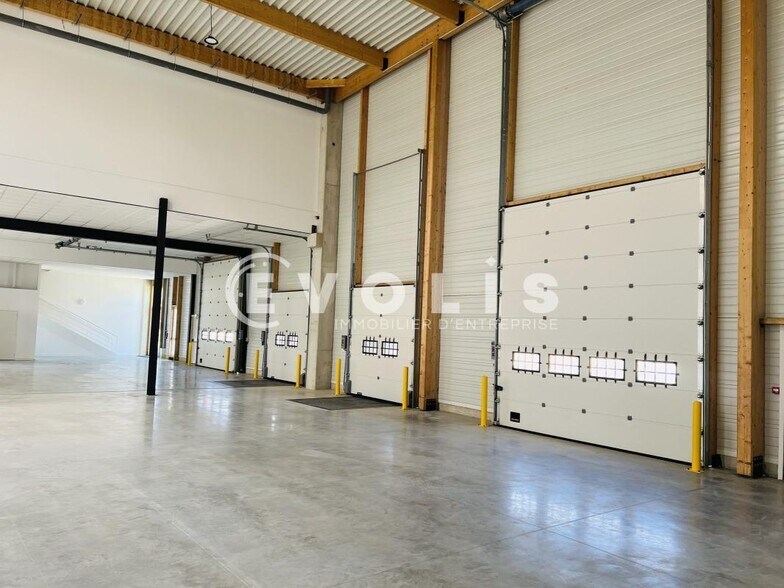 Flex in Moissy-Cramayel for lease - Interior Photo - Image 2 of 6