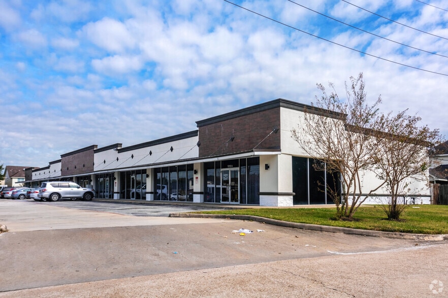 11212 Perry Rd, Houston, TX for lease - Building Photo - Image 1 of 7
