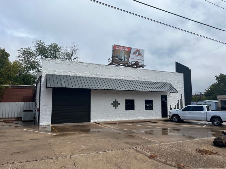 424 W Henderson St, Cleburne, TX for lease - Building Photo - Image 3 of 28