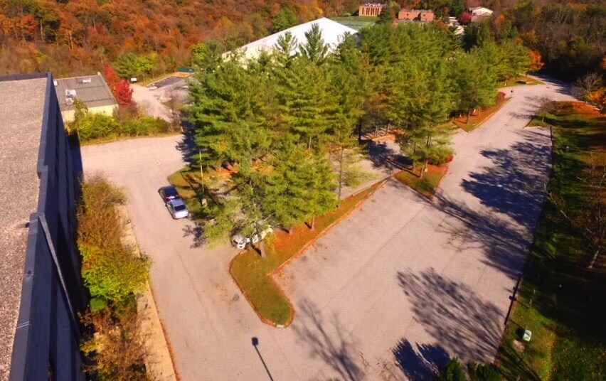 1 Players Club Dr, Charleston, WV à louer - Photo du bâtiment - Image 3 de 5