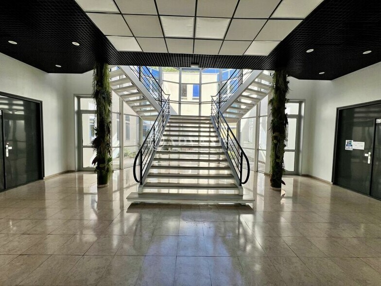5 Avenue Rosa Luxembourg, Éragny for lease - Interior Photo - Image 2 of 12