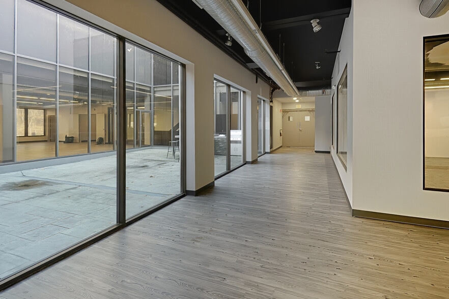 400 Captain Neville Dr, Waterbury, CT for lease - Building Photo - Image 2 of 14
