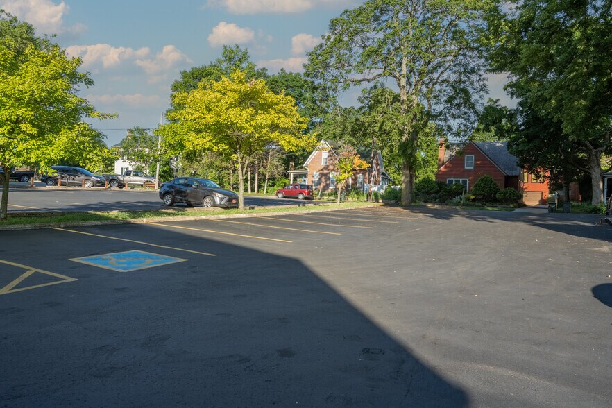 220 Xenia Ave, Yellow Springs, OH à vendre - Photo du bâtiment - Image 3 de 43