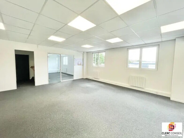 Office in Le Petit-Quevilly for lease - Interior Photo - Image 2 of 10