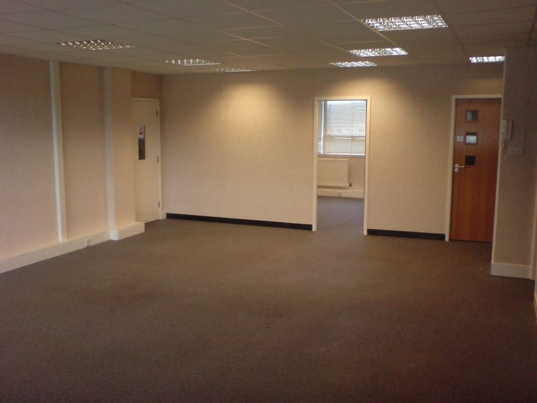 Market St, Huddersfield for lease - Interior Photo - Image 3 of 7