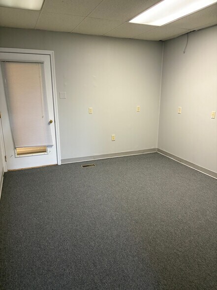 409 Easton Rd, Willow Grove, PA à louer - Photo du bâtiment - Image 3 de 7