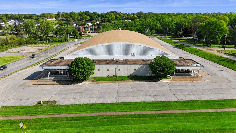 7201 Hickman Rd, Urbandale, IA for sale - Building Photo - Image 3 of 9