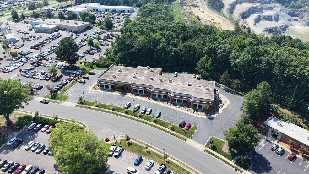 2400 Crownpoint Executive Dr, Charlotte, NC à louer - Vidéo sur l’inscription commerciale - Image 2 de 20