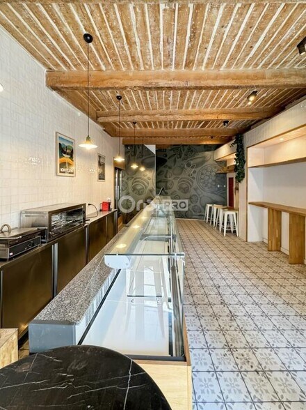 Retail in Marseille for lease - Interior Photo - Image 2 of 5