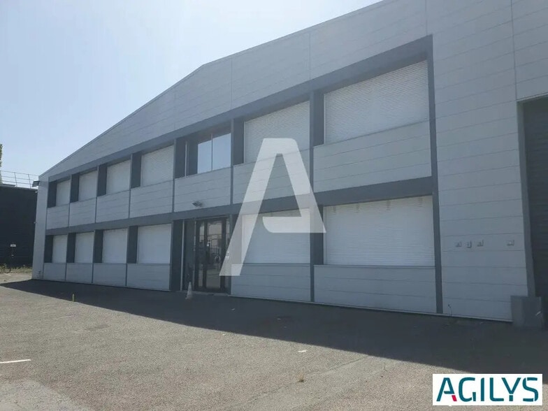 Office in Morangis for lease - Building Photo - Image 3 of 9