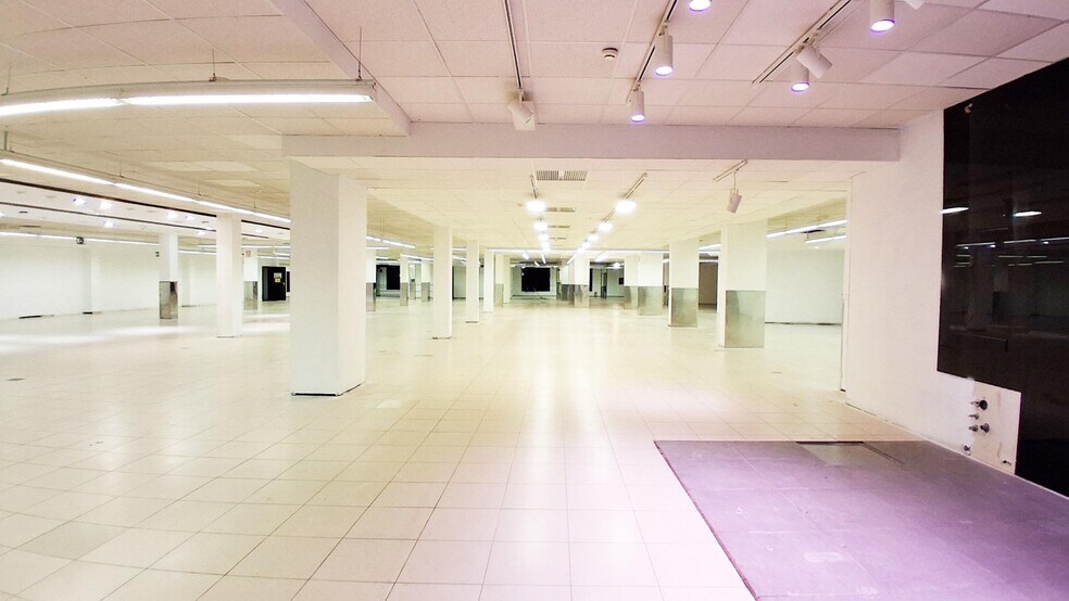 Retail in Salamanca, Salamanca for lease - Building Photo - Image 2 of 45