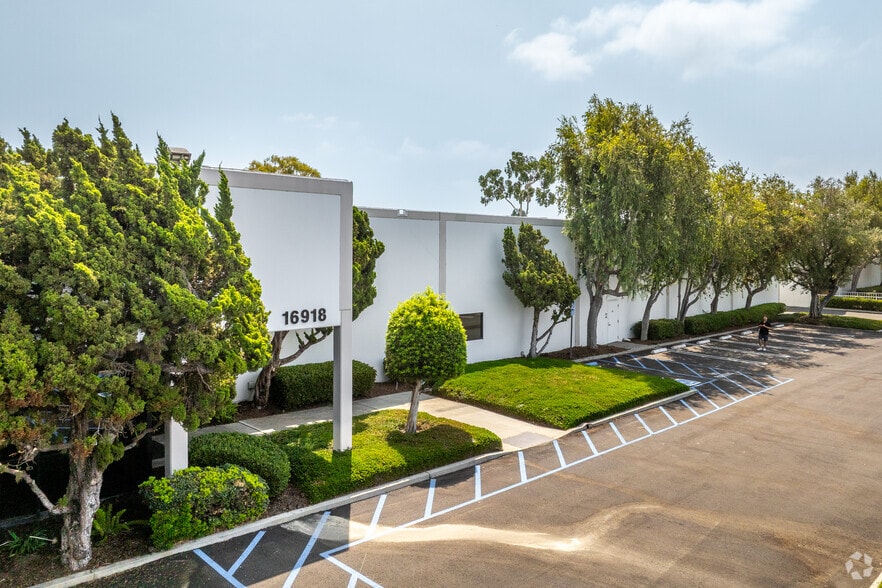 16918 Edwards Rd, Cerritos, CA for lease - Primary Photo - Image 1 of 6