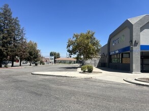 1701 23rd St, Bakersfield, CA à vendre Photo intérieure- Image 2 de 14