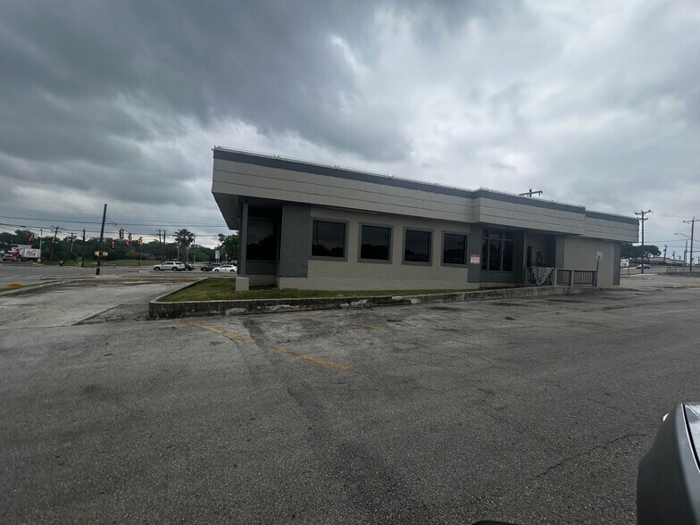 6103 Pecan Valley Dr, San Antonio, TX à louer - Photo du bâtiment - Image 2 de 5