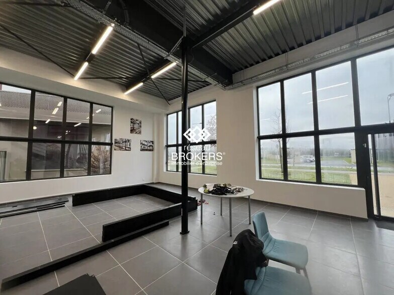 Retail in Saint-Pierre-du-Perray for lease - Interior Photo - Image 2 of 28