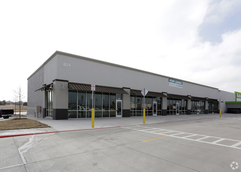 820-824 E Belt Line Rd, Cedar Hill, TX for lease - Primary Photo - Image 1 of 9