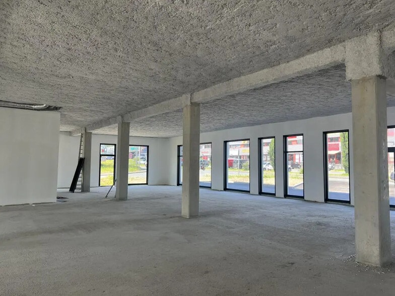 Retail in Anglet for lease - Interior Photo - Image 2 of 3