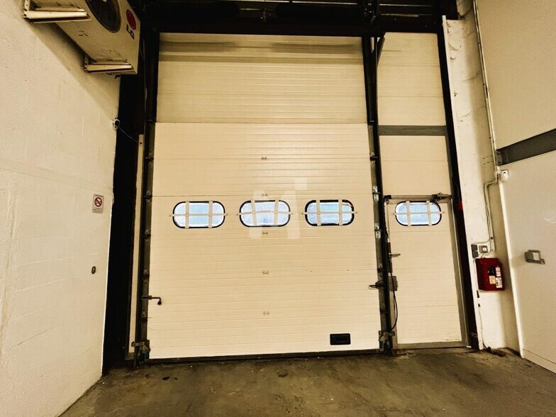 Flex in Lisses for lease - Interior Photo - Image 3 of 9