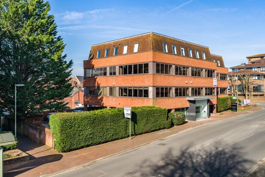 Knoll Rd, Camberley à louer - Photo du bâtiment - Image 3 de 3