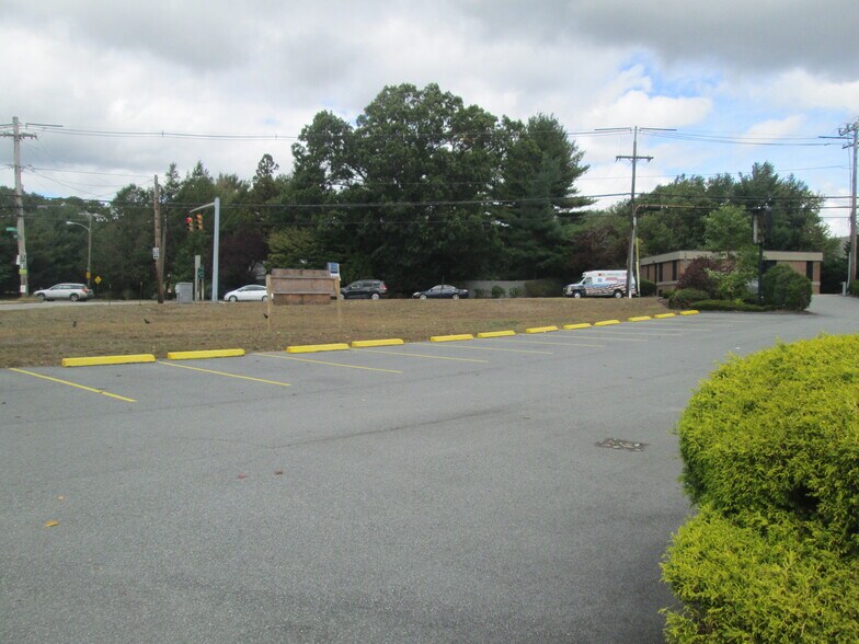 10 Quaker Ln, Warwick, RI à louer - Photo du bâtiment - Image 2 de 2