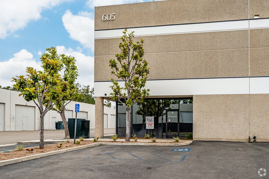 601 S Milliken Ave, Ontario, CA à louer - Photo du bâtiment - Image 3 de 7