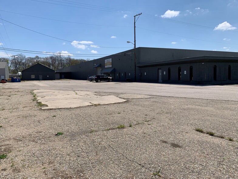 1631 W Bristol St, Elkhart, IN for lease - Building Photo - Image 2 of 14