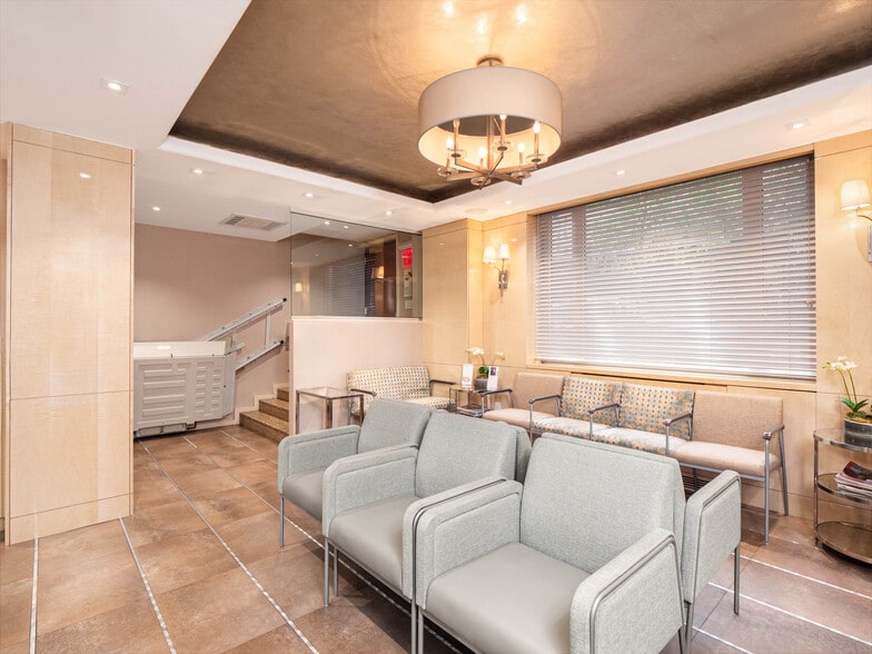 1045 Park Ave, New York, NY for sale - Interior Photo - Image 2 of 13