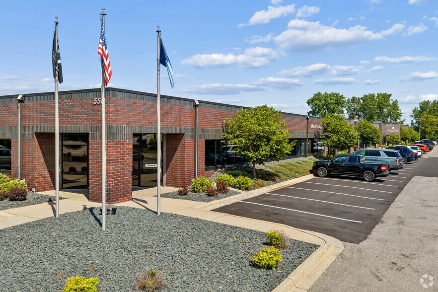 550-600 County Road D W, New Brighton, MN à louer - Photo du bâtiment - Image 1 de 13