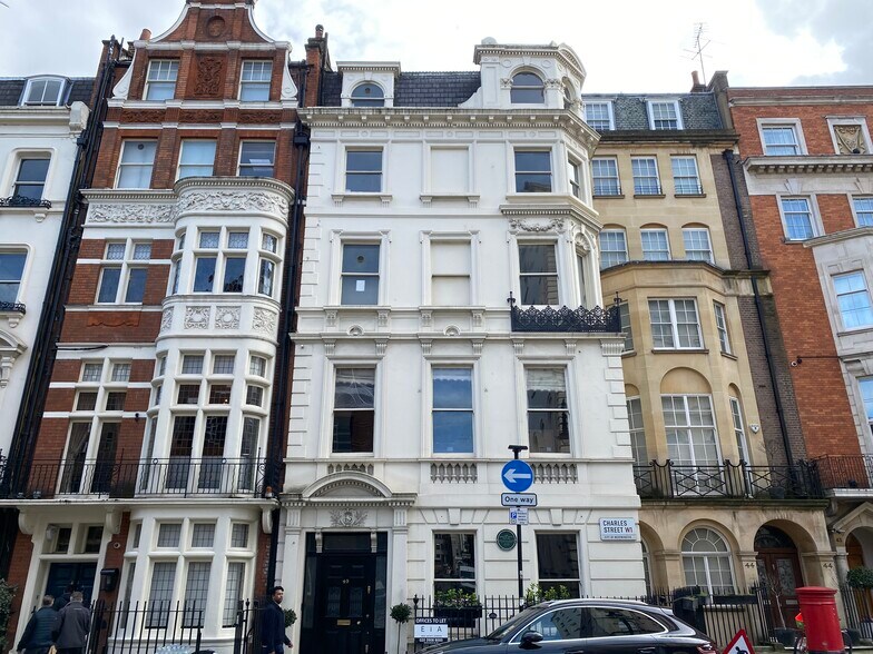 45 Charles St, Londres à louer - Photo du bâtiment - Image 2 de 2