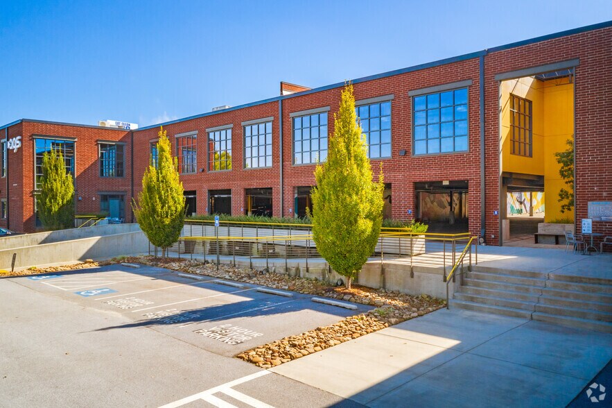 251 Armour Dr NE, Atlanta, GA for lease - Building Photo - Image 3 of 28