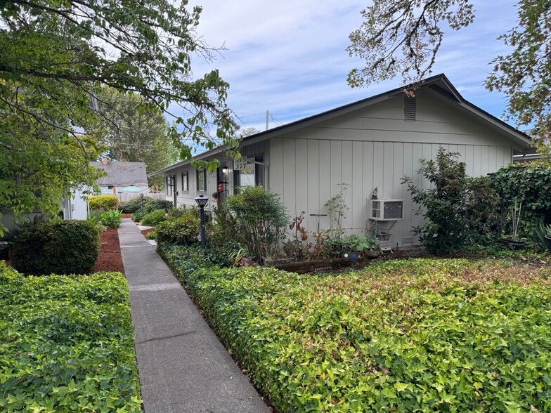 305 NE C St, Grants Pass, OR for sale - Building Photo - Image 2 of 9