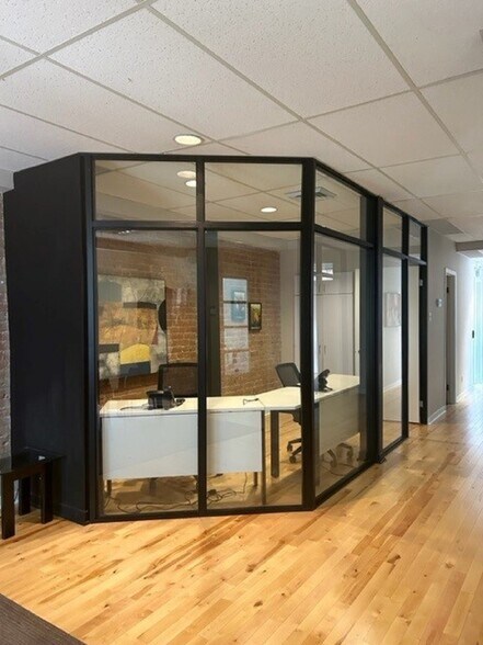 336-340 Rue Sherbrooke E, Montréal, QC à louer - Photo intérieure - Image 2 de 12