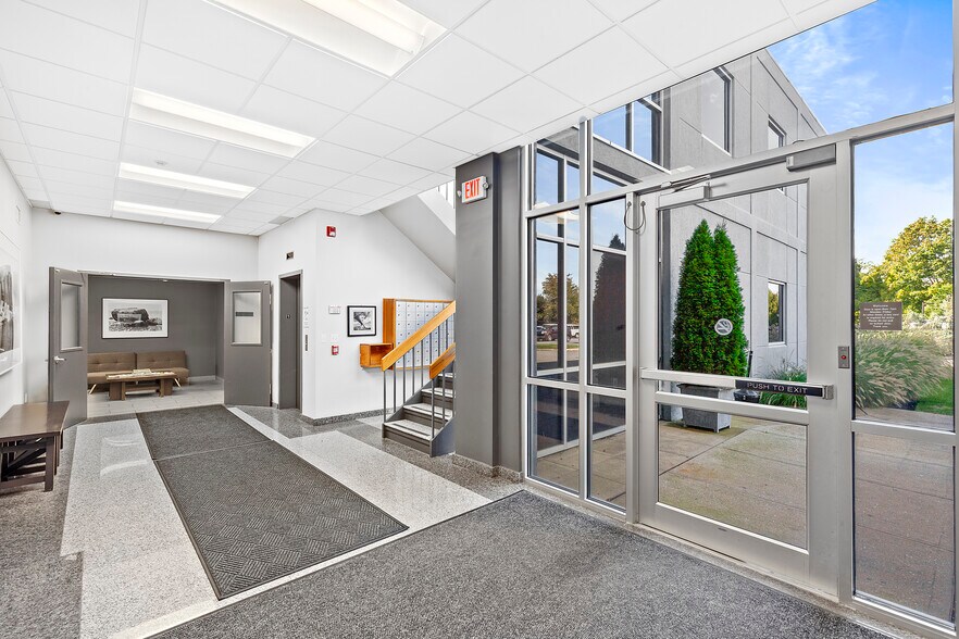 33 Flying Point Rd, Southampton, NY à louer - Hall d’entrée - Image 3 de 8