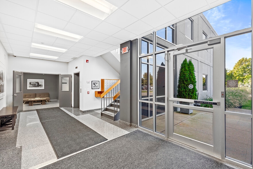 33 Flying Point Rd, Southampton, NY for lease - Lobby - Image 3 of 8