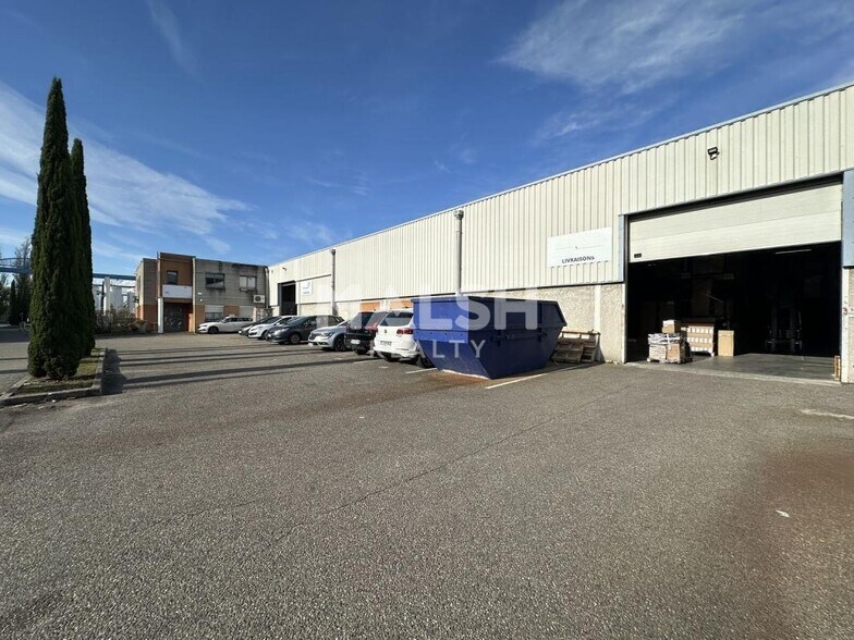 Flex in Chassieu for lease - Building Photo - Image 2 of 4